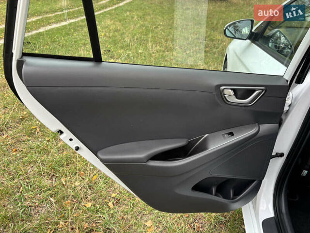 Белый Хендай Ioniq, объемом двигателя 0 л и пробегом 79 тыс. км за 14600 $, фото 24 на Automoto.ua