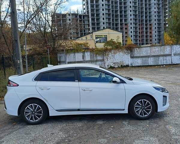 Білий Хендай Ioniq, об'ємом двигуна 0 л та пробігом 62 тис. км за 17900 $, фото 10 на Automoto.ua