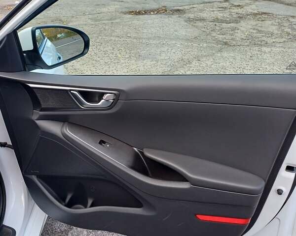 Білий Хендай Ioniq, об'ємом двигуна 0 л та пробігом 62 тис. км за 17900 $, фото 11 на Automoto.ua
