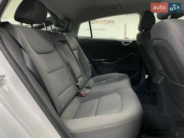 Белый Хендай Ioniq, объемом двигателя 0 л и пробегом 82 тыс. км за 16490 $, фото 40 на Automoto.ua