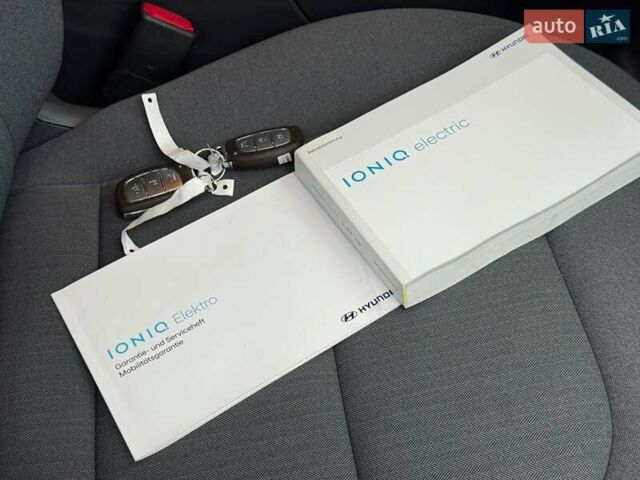 Хендай Ioniq 2021 в Луцке на Automoto.ua Белый Хендай Ioniq, объемом двигателя 0 л и пробегом 59 тыс. км за 17240 $, фото 28 на Automoto.ua