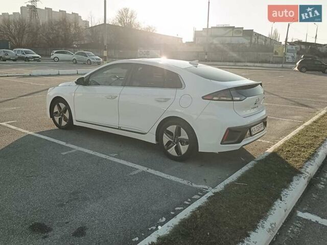 Белый Хендай Ioniq, объемом двигателя 1.58 л и пробегом 123 тыс. км за 19300 $, фото 3 на Automoto.ua