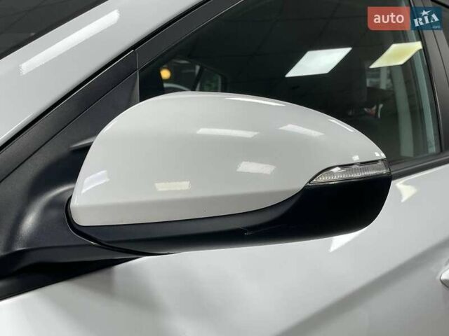 Белый Хендай Ioniq, объемом двигателя 0 л и пробегом 82 тыс. км за 16490 $, фото 13 на Automoto.ua