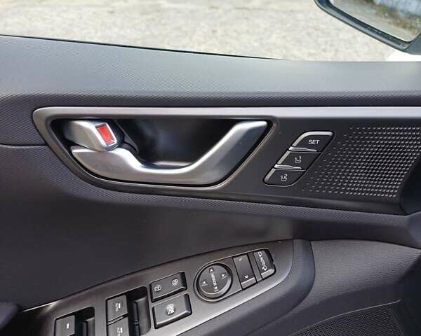 Білий Хендай Ioniq, об'ємом двигуна 0 л та пробігом 62 тис. км за 17900 $, фото 9 на Automoto.ua