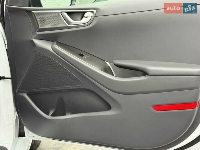 Хендай Ioniq 2021 в Луцке на Automoto.ua Белый Хендай Ioniq, объемом двигателя 0 л и пробегом 59 тыс. км за 17240 $, фото 26 на Automoto.ua