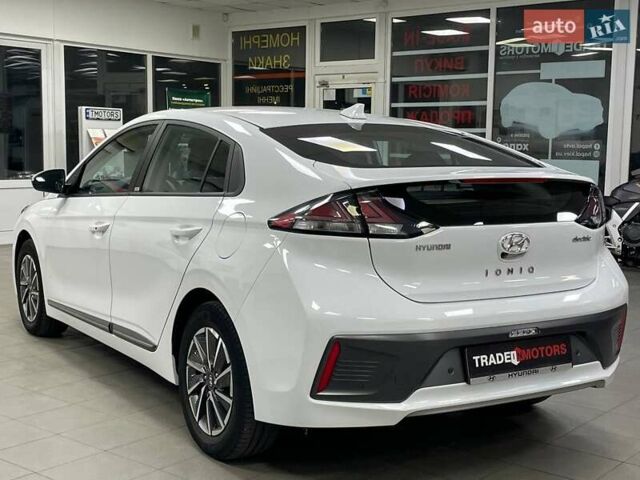 Белый Хендай Ioniq, объемом двигателя 0 л и пробегом 82 тыс. км за 16490 $, фото 11 на Automoto.ua