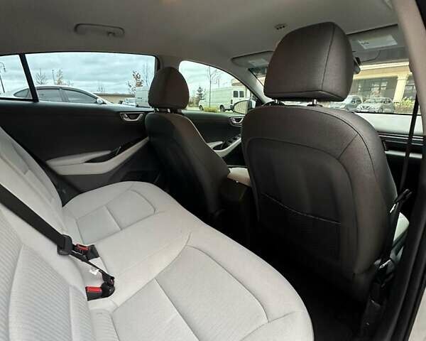 Белый Хендай Ioniq, объемом двигателя 1.58 л и пробегом 49 тыс. км за 21500 $, фото 10 на Automoto.ua