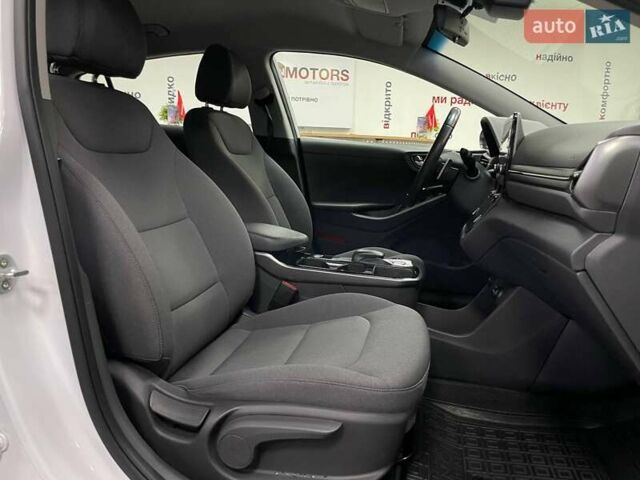 Белый Хендай Ioniq, объемом двигателя 0 л и пробегом 82 тыс. км за 16490 $, фото 38 на Automoto.ua