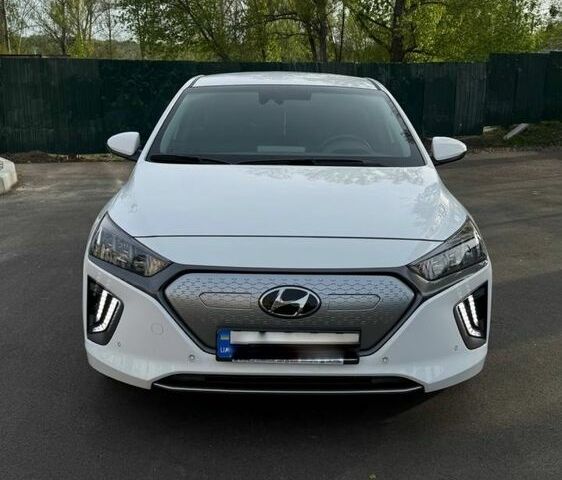 Белый Хендай Ioniq, объемом двигателя 0 л и пробегом 45 тыс. км за 18999 $, фото 1 на Automoto.ua