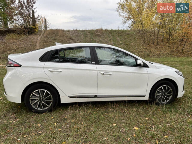 Белый Хендай Ioniq, объемом двигателя 0 л и пробегом 79 тыс. км за 14600 $, фото 3 на Automoto.ua