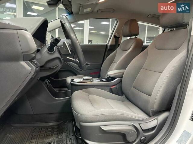 Белый Хендай Ioniq, объемом двигателя 0 л и пробегом 82 тыс. км за 16490 $, фото 18 на Automoto.ua