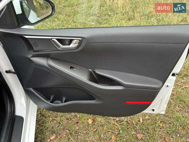 Белый Хендай Ioniq, объемом двигателя 0 л и пробегом 79 тыс. км за 14600 $, фото 19 на Automoto.ua