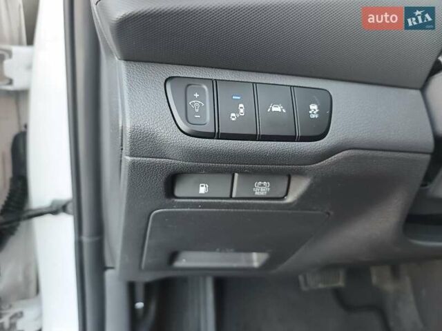 Белый Хендай Ioniq, объемом двигателя 1.58 л и пробегом 123 тыс. км за 19300 $, фото 19 на Automoto.ua