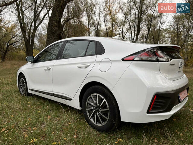 Белый Хендай Ioniq, объемом двигателя 0 л и пробегом 79 тыс. км за 14600 $, фото 2 на Automoto.ua