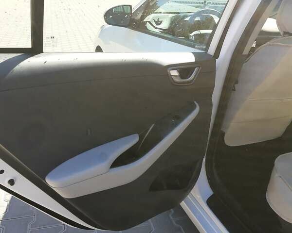 Білий Хендай Ioniq, об'ємом двигуна 1.58 л та пробігом 56 тис. км за 19200 $, фото 2 на Automoto.ua