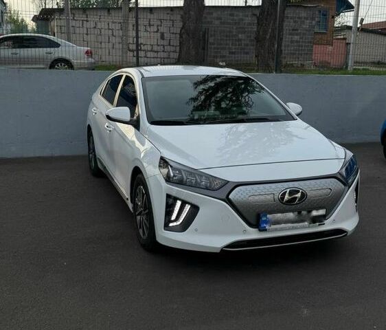 Белый Хендай Ioniq, объемом двигателя 0 л и пробегом 45 тыс. км за 18999 $, фото 2 на Automoto.ua