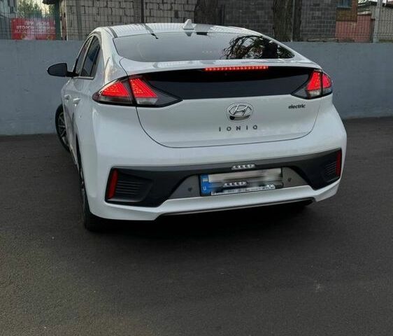 Белый Хендай Ioniq, объемом двигателя 0 л и пробегом 45 тыс. км за 18999 $, фото 6 на Automoto.ua