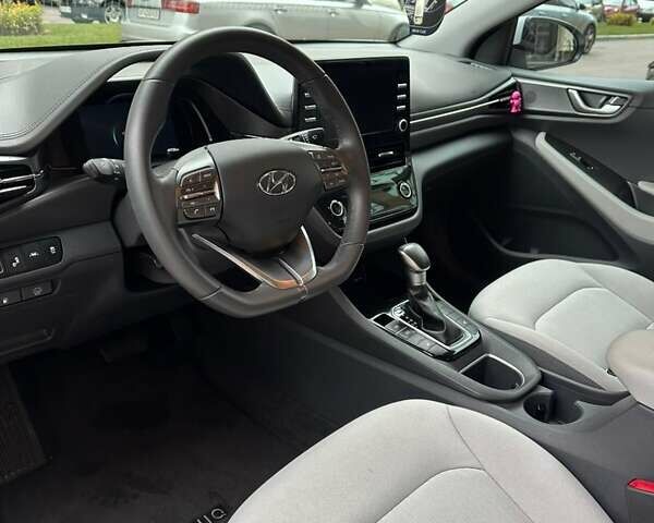 Белый Хендай Ioniq, объемом двигателя 1.58 л и пробегом 49 тыс. км за 21500 $, фото 7 на Automoto.ua