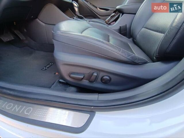 Белый Хендай Ioniq, объемом двигателя 1.58 л и пробегом 123 тыс. км за 19300 $, фото 20 на Automoto.ua