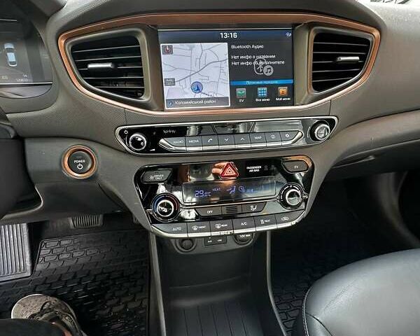 Черный Хендай Ioniq, объемом двигателя 0 л и пробегом 131 тыс. км за 14499 $, фото 13 на Automoto.ua