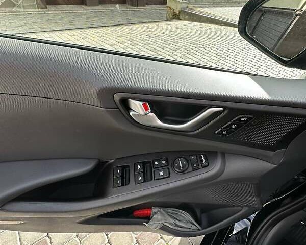 Черный Хендай Ioniq, объемом двигателя 0 л и пробегом 131 тыс. км за 14499 $, фото 18 на Automoto.ua