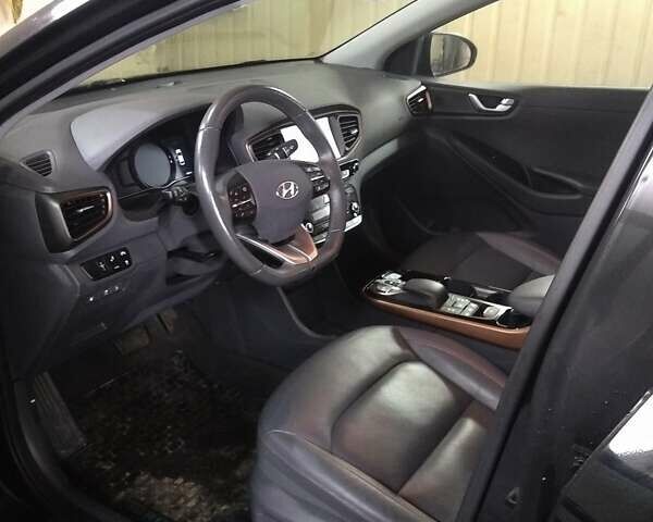 Черный Хендай Ioniq, объемом двигателя 0 л и пробегом 44 тыс. км за 17300 $, фото 1 на Automoto.ua