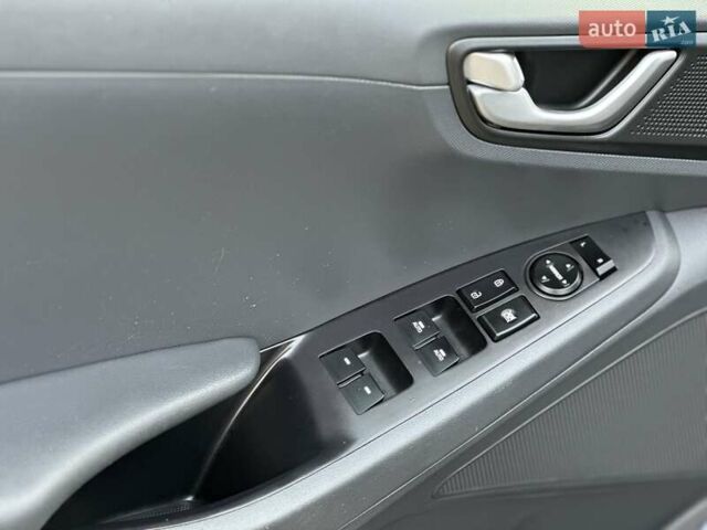 Черный Хендай Ioniq, объемом двигателя 0 л и пробегом 122 тыс. км за 11999 $, фото 47 на Automoto.ua
