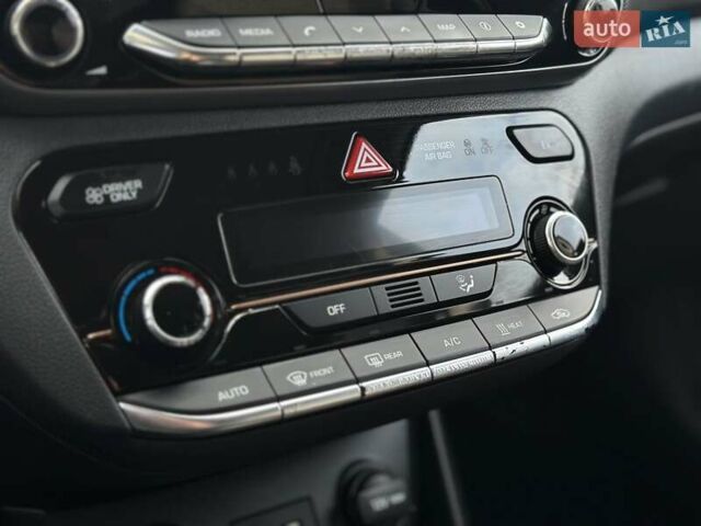 Черный Хендай Ioniq, объемом двигателя 0 л и пробегом 122 тыс. км за 11999 $, фото 69 на Automoto.ua