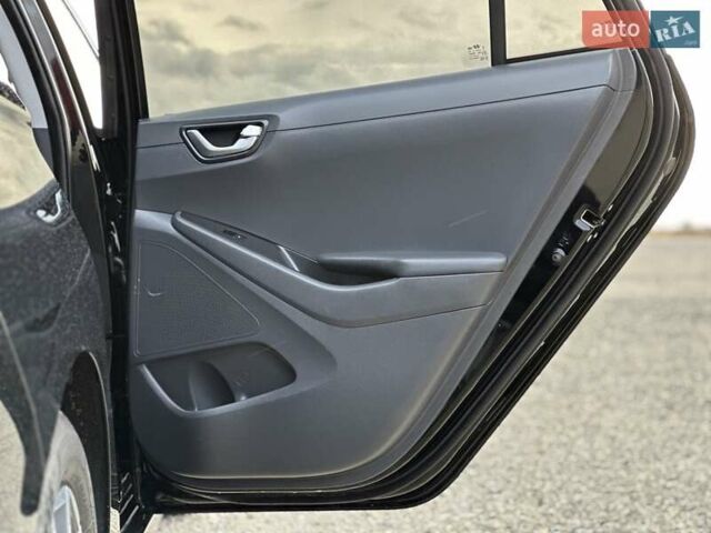 Черный Хендай Ioniq, объемом двигателя 0 л и пробегом 122 тыс. км за 11999 $, фото 51 на Automoto.ua