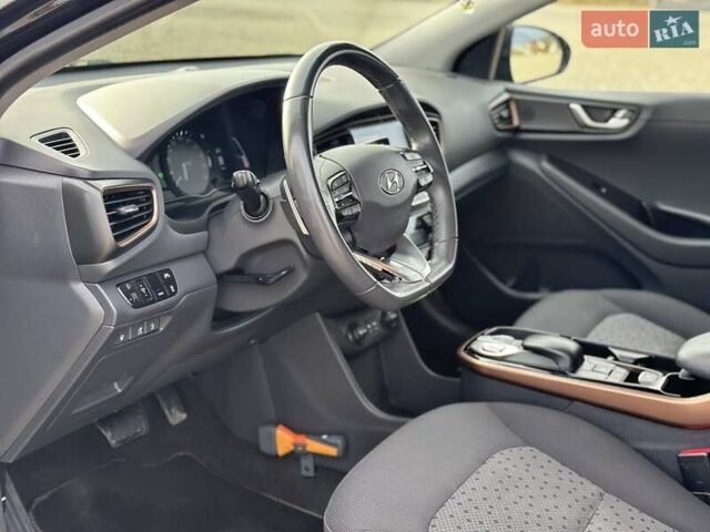 Черный Хендай Ioniq, объемом двигателя 0 л и пробегом 122 тыс. км за 11999 $, фото 57 на Automoto.ua