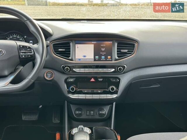 Черный Хендай Ioniq, объемом двигателя 0 л и пробегом 122 тыс. км за 11999 $, фото 63 на Automoto.ua