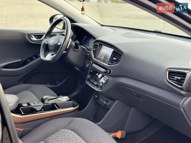 Черный Хендай Ioniq, объемом двигателя 0 л и пробегом 122 тыс. км за 11999 $, фото 65 на Automoto.ua