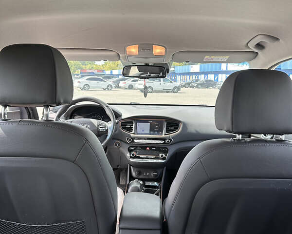 Черный Хендай Ioniq, объемом двигателя 0 л и пробегом 121 тыс. км за 12950 $, фото 17 на Automoto.ua