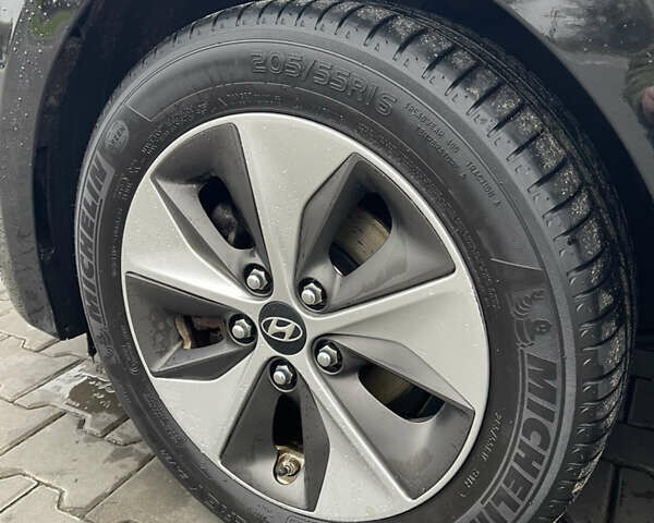 Черный Хендай Ioniq, объемом двигателя 0 л и пробегом 113 тыс. км за 13300 $, фото 14 на Automoto.ua