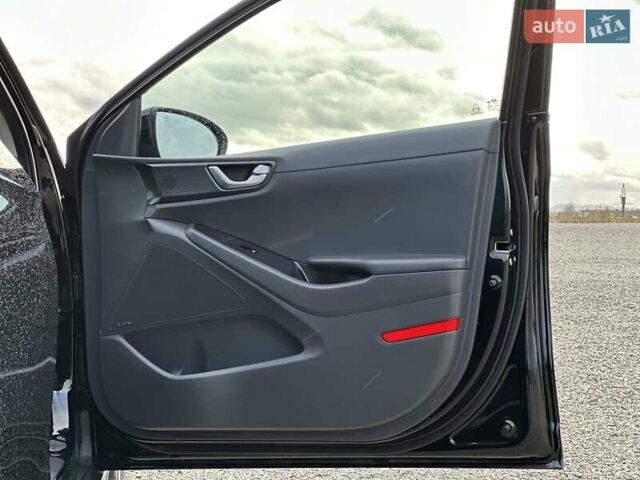 Черный Хендай Ioniq, объемом двигателя 0 л и пробегом 122 тыс. км за 11999 $, фото 54 на Automoto.ua