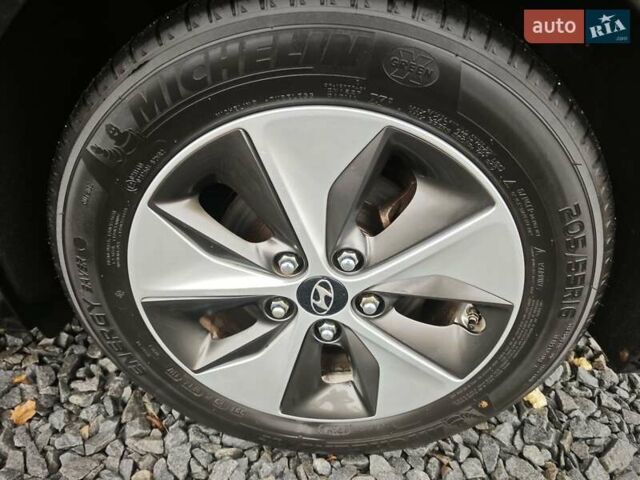 Чорний Хендай Ioniq, об'ємом двигуна 0 л та пробігом 98 тис. км за 13250 $, фото 71 на Automoto.ua