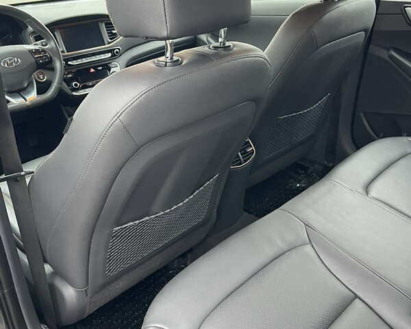 Черный Хендай Ioniq, объемом двигателя 0 л и пробегом 113 тыс. км за 13300 $, фото 13 на Automoto.ua