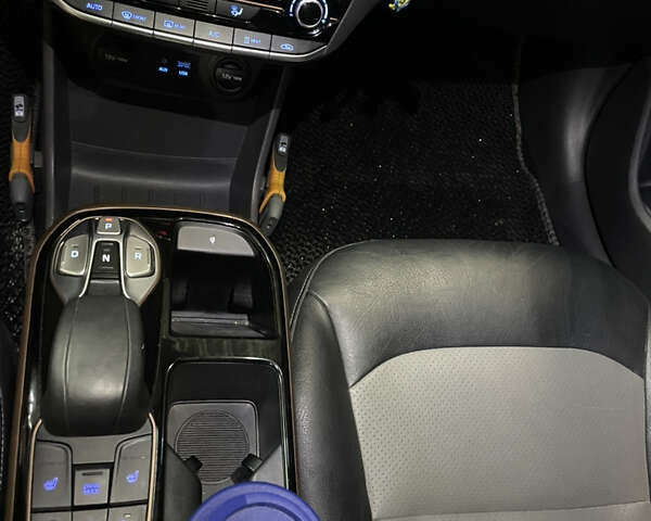 Черный Хендай Ioniq, объемом двигателя 0 л и пробегом 122 тыс. км за 13200 $, фото 19 на Automoto.ua