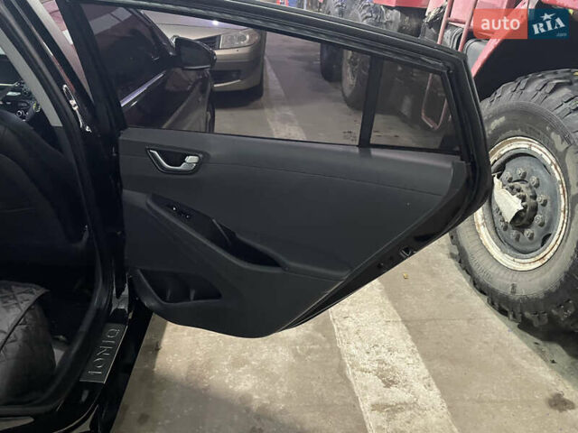 Черный Хендай Ioniq, объемом двигателя 0 л и пробегом 122 тыс. км за 13200 $, фото 14 на Automoto.ua