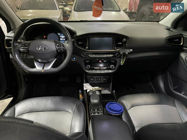 Черный Хендай Ioniq, объемом двигателя 0 л и пробегом 122 тыс. км за 13200 $, фото 22 на Automoto.ua