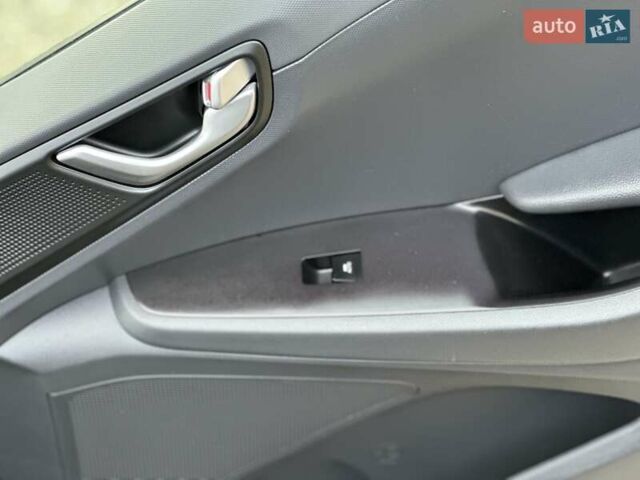 Черный Хендай Ioniq, объемом двигателя 0 л и пробегом 122 тыс. км за 11999 $, фото 55 на Automoto.ua