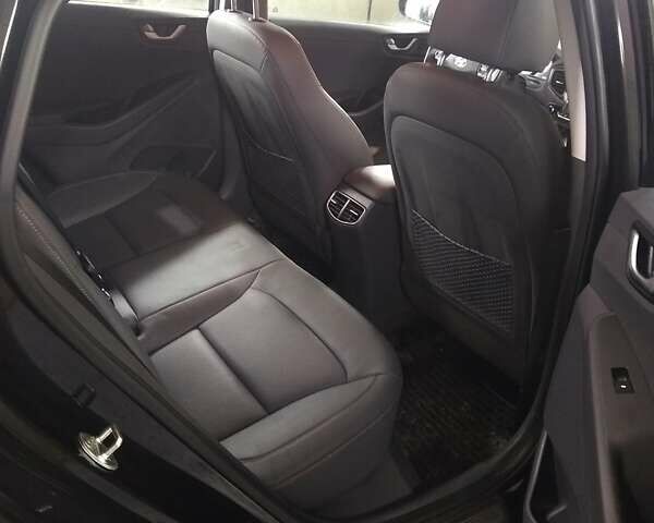 Черный Хендай Ioniq, объемом двигателя 0 л и пробегом 44 тыс. км за 17300 $, фото 4 на Automoto.ua