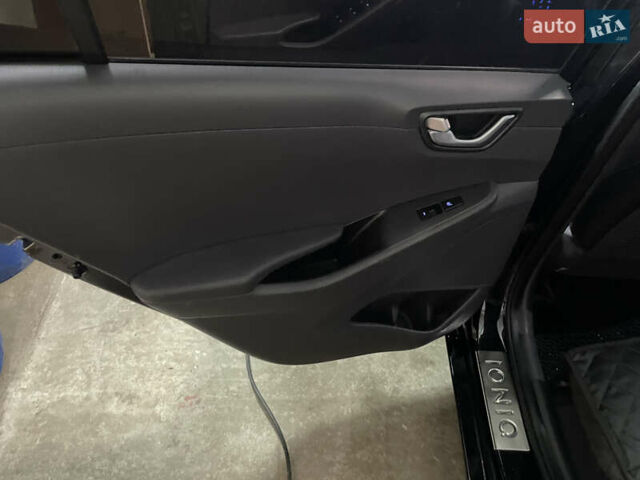 Черный Хендай Ioniq, объемом двигателя 0 л и пробегом 122 тыс. км за 13200 $, фото 20 на Automoto.ua
