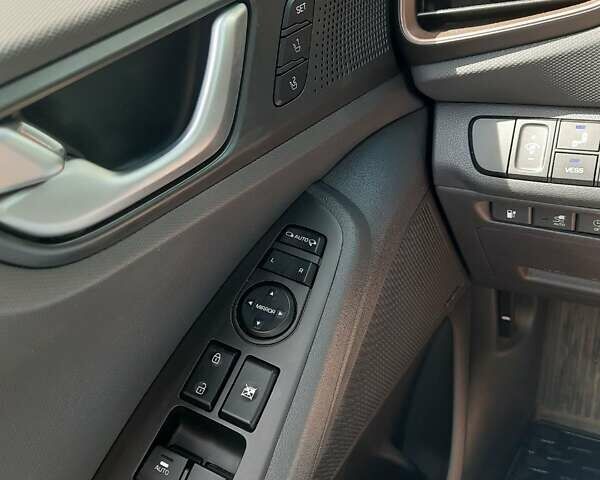 Чорний Хендай Ioniq, об'ємом двигуна 0 л та пробігом 260 тис. км за 13199 $, фото 11 на Automoto.ua