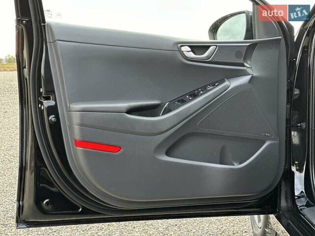 Черный Хендай Ioniq, объемом двигателя 0 л и пробегом 122 тыс. км за 11999 $, фото 46 на Automoto.ua