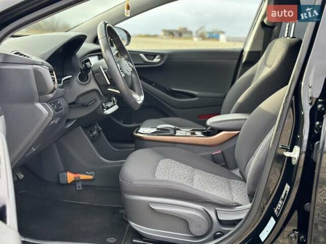 Черный Хендай Ioniq, объемом двигателя 0 л и пробегом 122 тыс. км за 11999 $, фото 56 на Automoto.ua