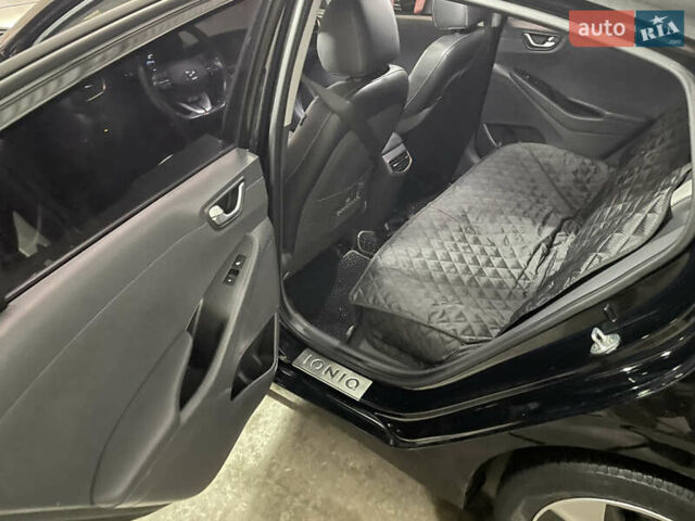 Черный Хендай Ioniq, объемом двигателя 0 л и пробегом 122 тыс. км за 13200 $, фото 24 на Automoto.ua