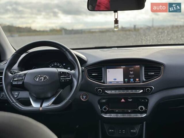 Черный Хендай Ioniq, объемом двигателя 0 л и пробегом 122 тыс. км за 11999 $, фото 59 на Automoto.ua