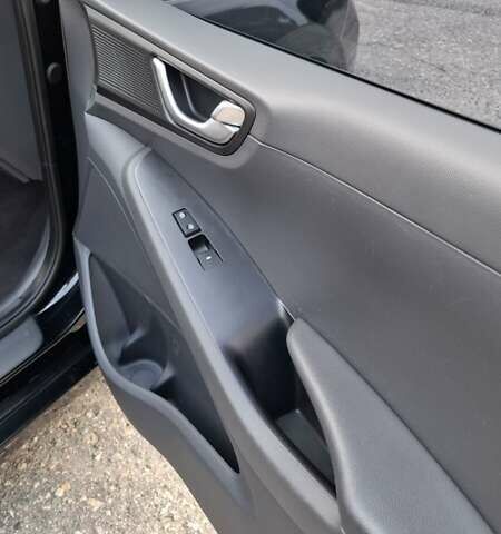 Чорний Хендай Ioniq, об'ємом двигуна 1.58 л та пробігом 150 тис. км за 14200 $, фото 12 на Automoto.ua