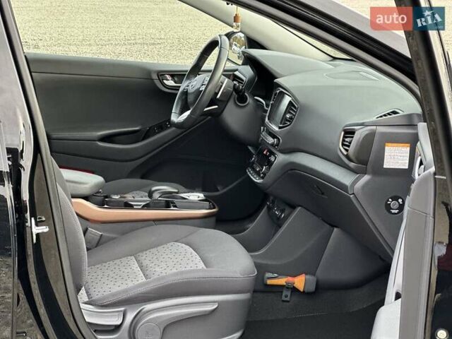 Черный Хендай Ioniq, объемом двигателя 0 л и пробегом 122 тыс. км за 11999 $, фото 64 на Automoto.ua
